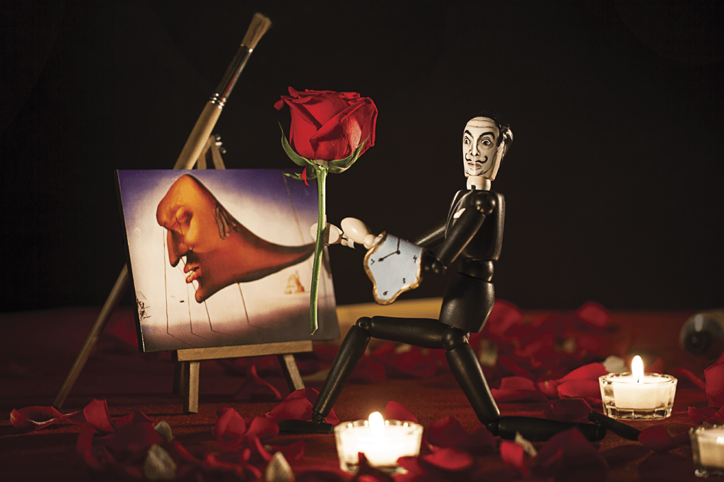 Aprenda a ser criativo Boneco de Salvador Dalí pintando um quadro