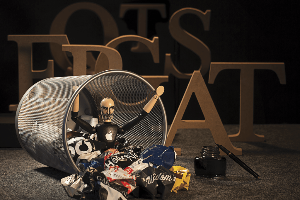 Aprenda a ser criativo Boneco de Steve Jobs dentro de uma lata de lixo